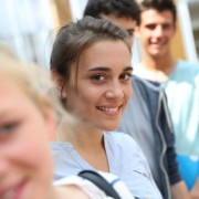 meditation-ado jeune fille souriante. Bien être et méditation chez l'adolescent