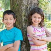zen-enfants deux enfants adossés à un arbre. Bien être et méditation chez l'enfant